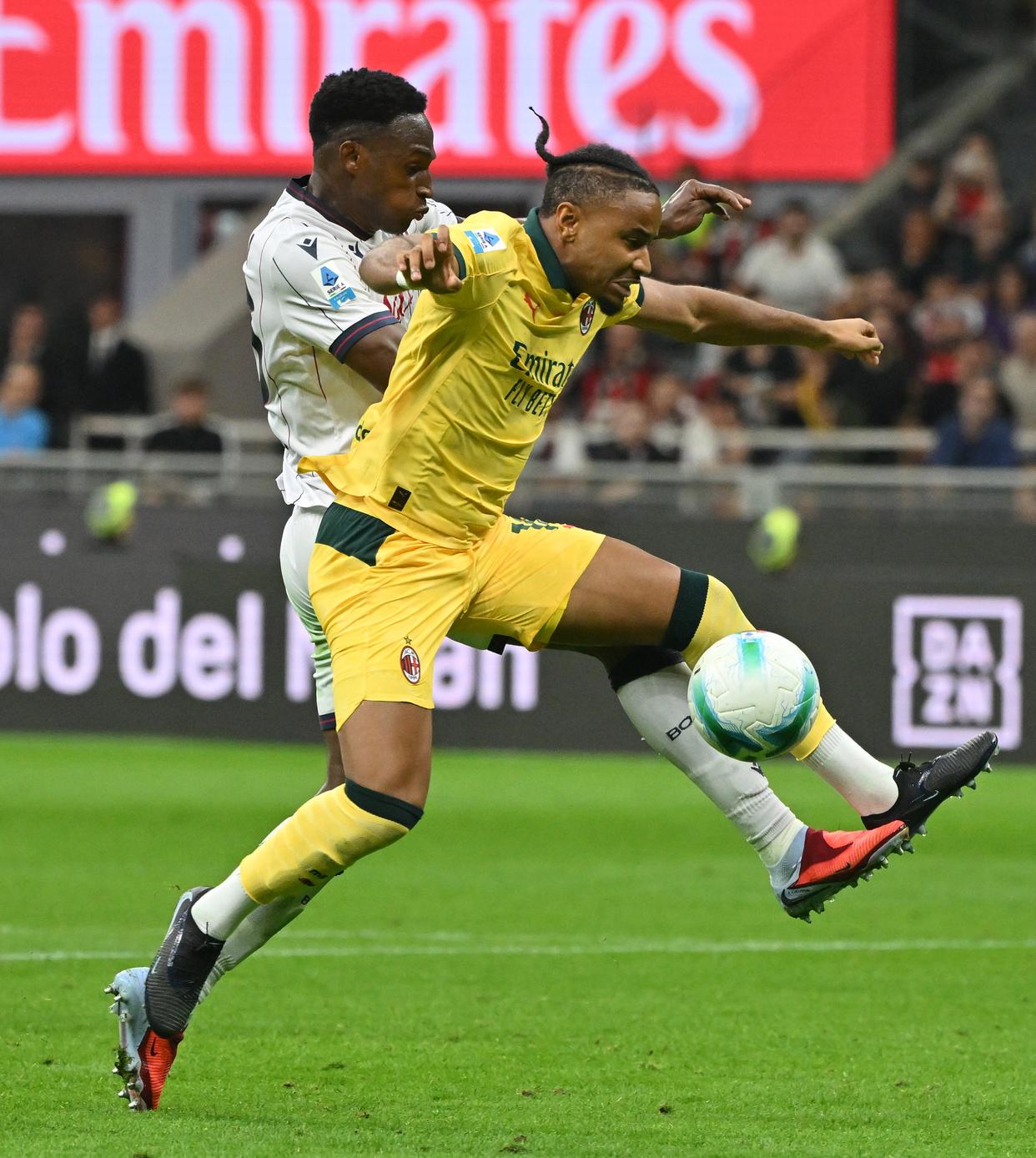 意甲比赛爆发惊喜连连，球迷惊叹不已(欧冠直播是足球迷们翘首期盼的顶级赛事)